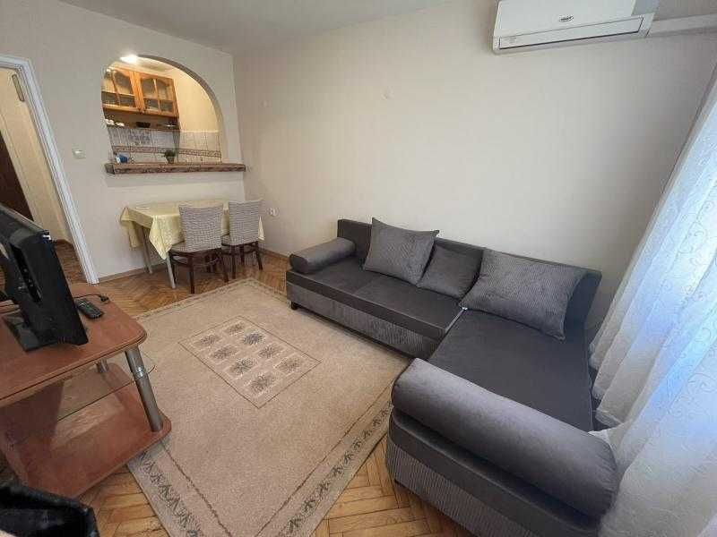 Дава се под наем Двустаен апартамент в Бургас, Център - 55 кв.м за 306 € - Снимка #1