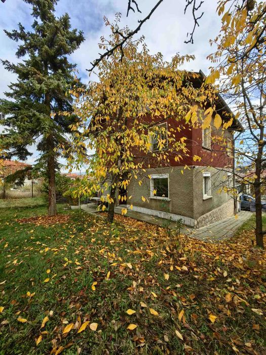 Продавам двуетажна къща в гр. Перник кв. Ралица