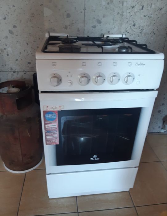 Плита газовая ,4 -х комфорочная ,б/у ,цвет белый