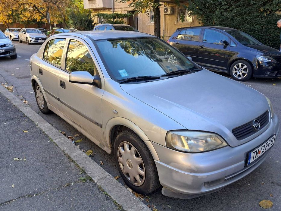 Mașină Opel Astra