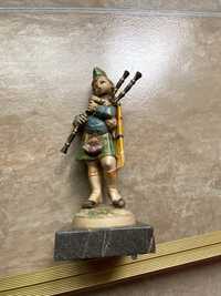 Figurina, statueta copil scotian 20cm, soclu din marmura de Carrara