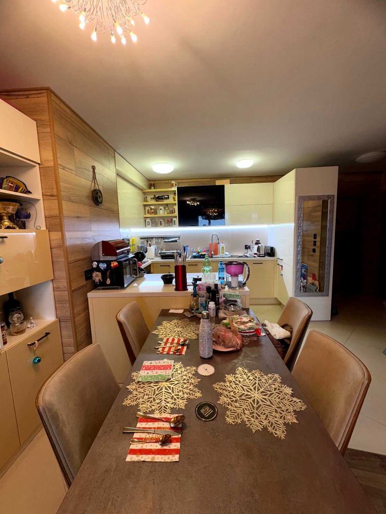 Дава се под наем Двустаен апартамент в Бургас, Център - 80 кв.м за 1250 € - Снимка #14
