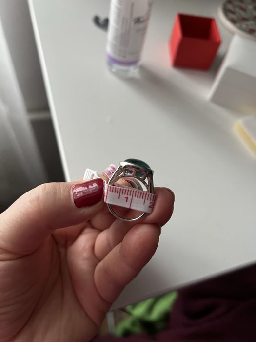 Сребърен пръстен с камък в капковидна форма