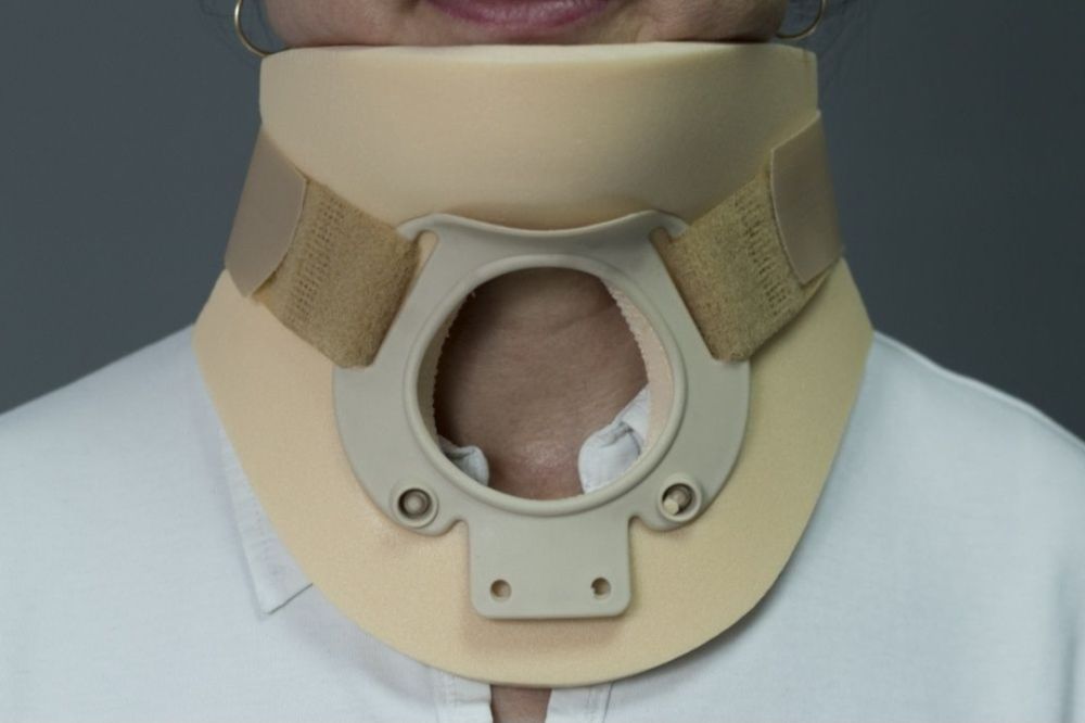 Guler cervical rigid cu orificiu traheal !