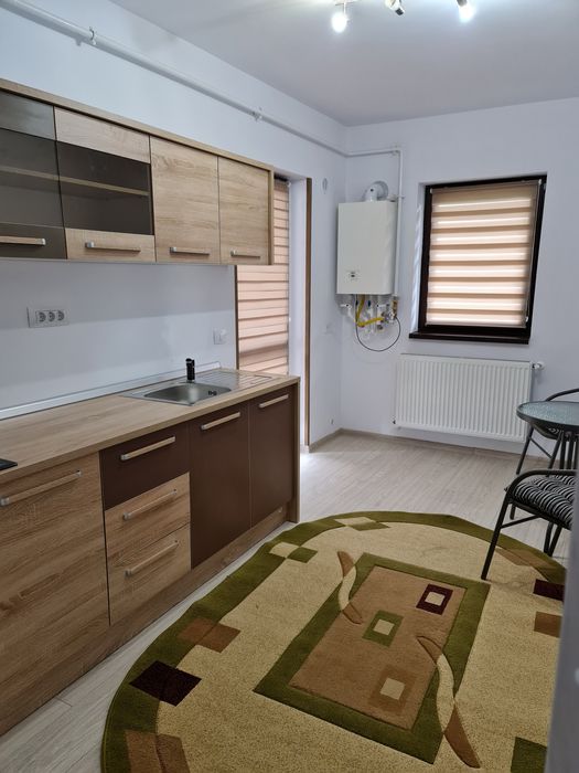 Apartament 2 camere  și loc parcare proprietate la curte