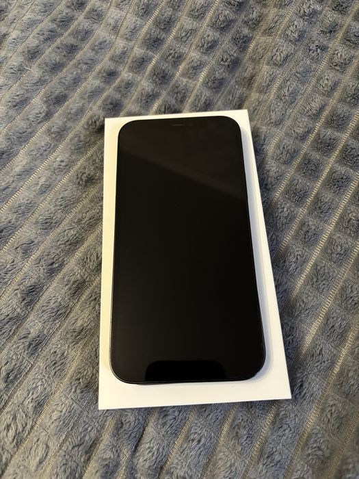 Iphone 12 в идеальном состоянии.