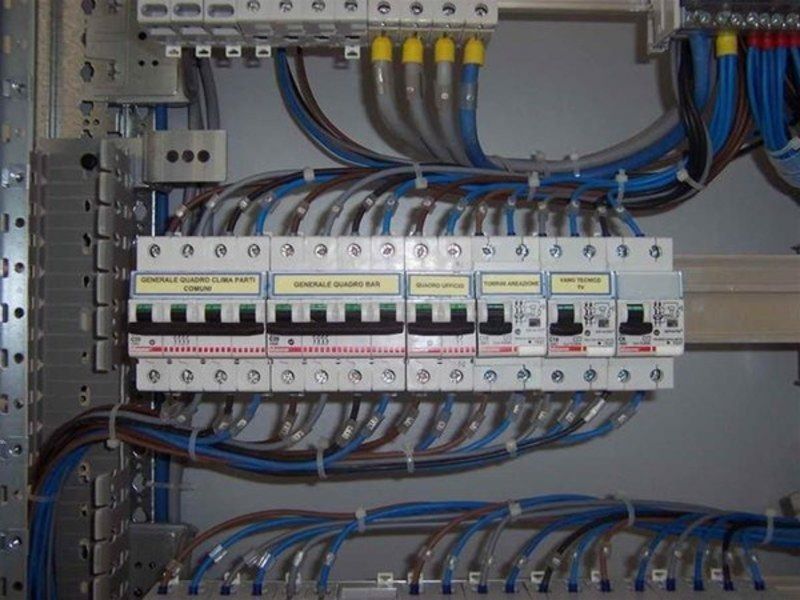 Предлагаем услуги электрика Замена проводки зборка и мантаж Электро