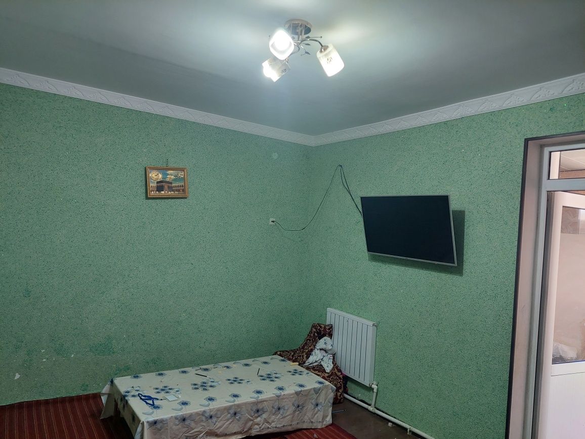 Жомбой центрда 4 сотхли коттедж сотилади.