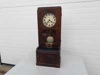Антикварен часовник с машина за отчитане на изработените часове