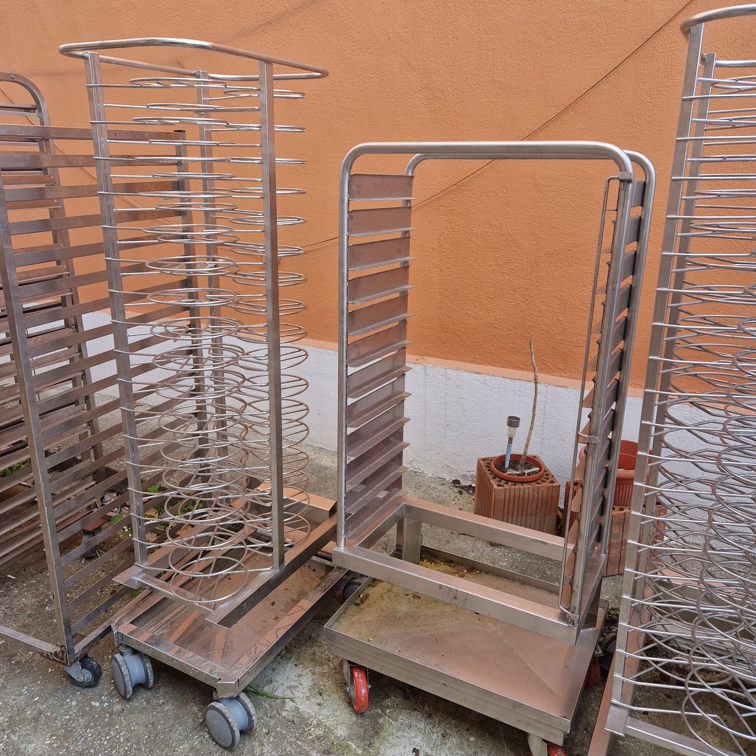 Cărucioare tavi inox, gastro sau patiserie