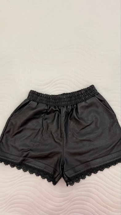 Кожаные шорты женские
