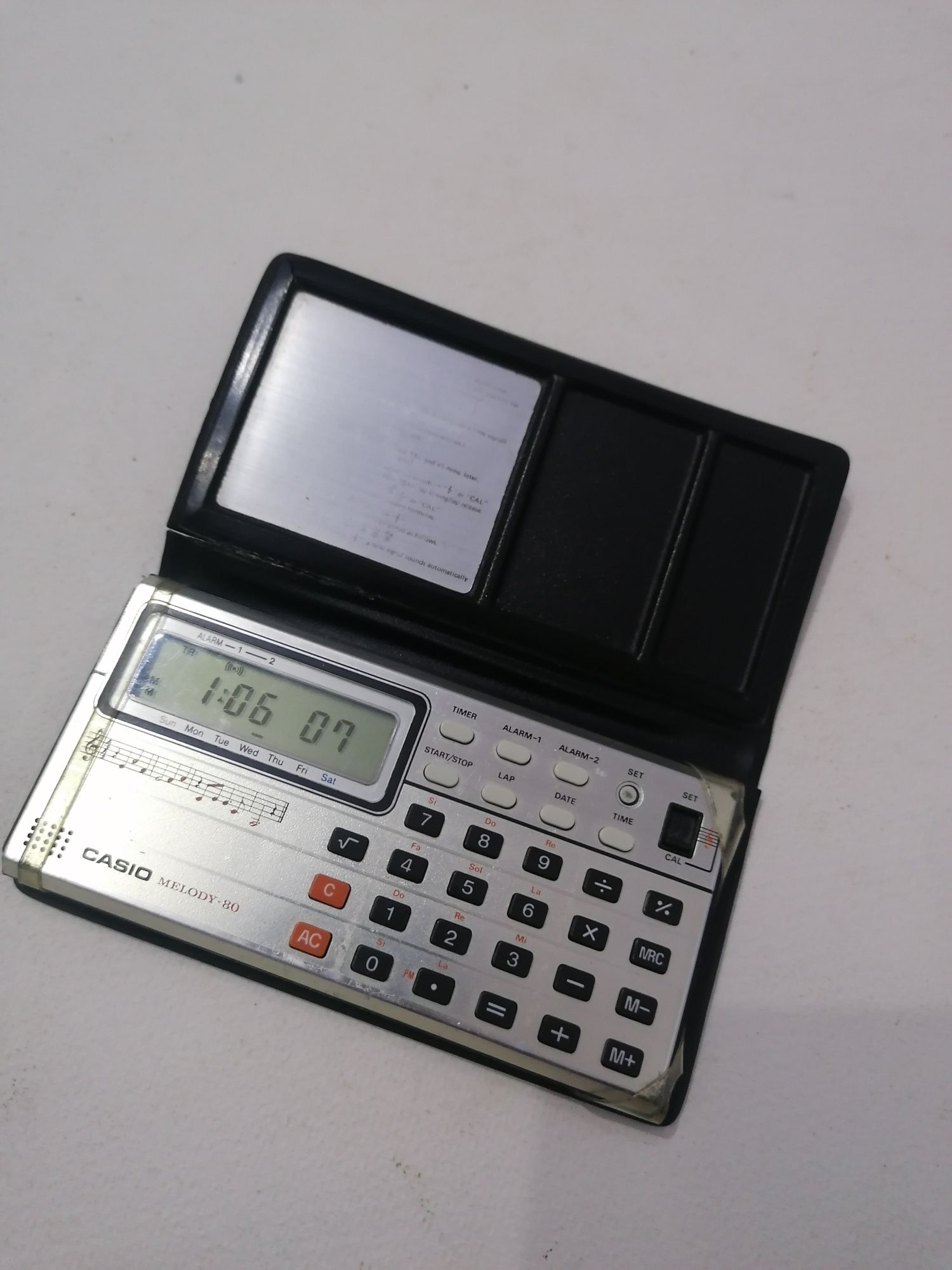 Ceas calculator cu melodii