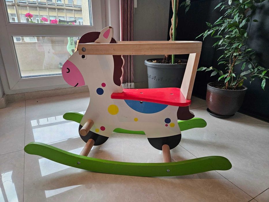 Детско дървено конче за люшкане