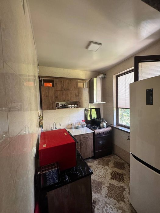 Chilonzor-2 metro M. Ulugbek 3 xonali 4 etaj 1.5*3 balkon