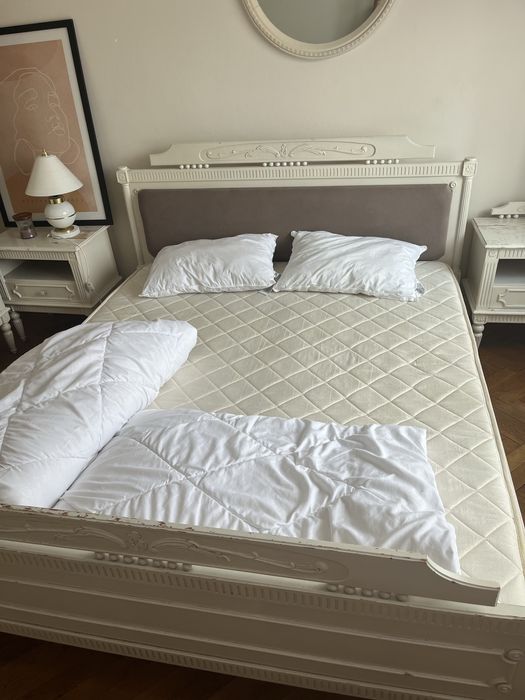Vand mobila : dulap,pat cu saltea ,noptiere,oglinda,scaunel