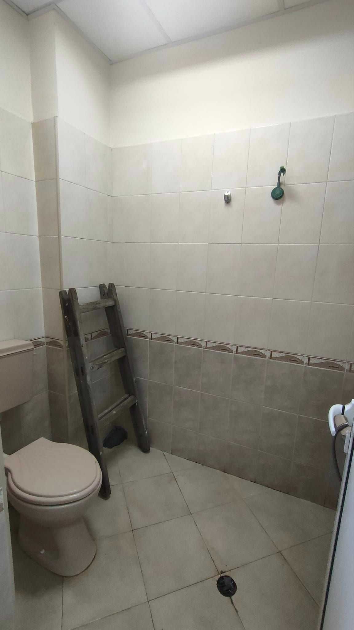 Продавам магазин на партера, в кв. Кале