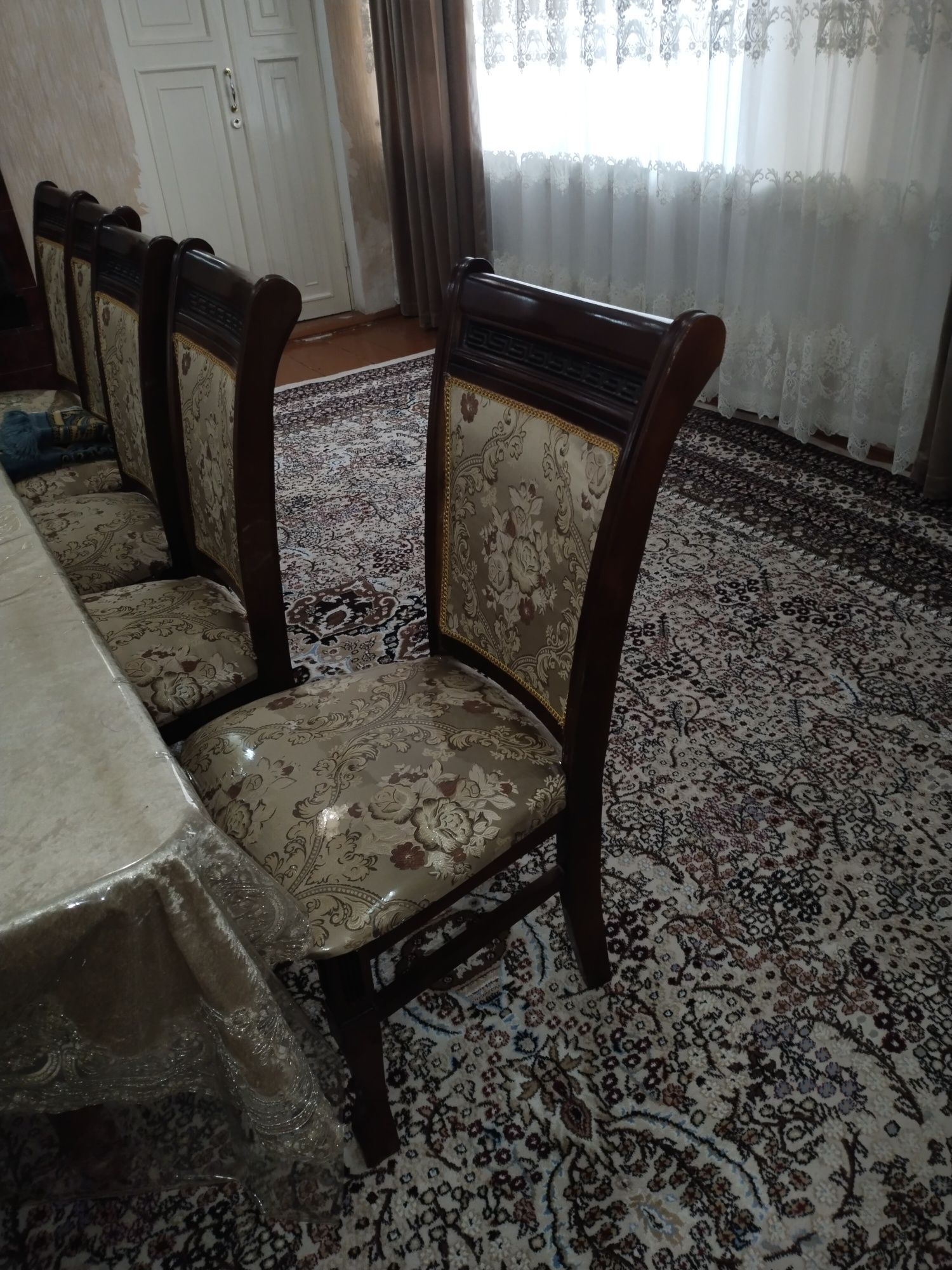 Стол стули билан сотилади