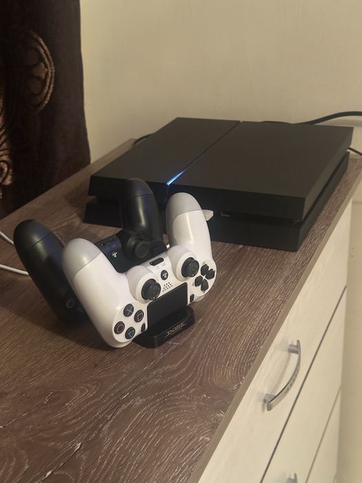 PS4 + 2 джойстика + игры топовые подписка