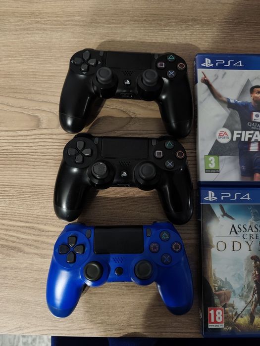 Playstation 4 1tb с няколко игри 3 джойстика