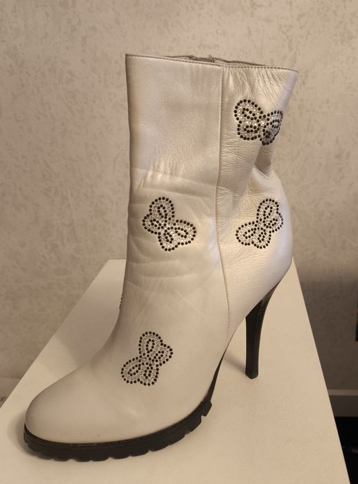 Продам ботинки белые со стразами