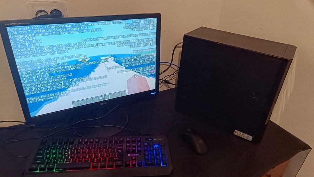 Vând PC low buget + monitor.