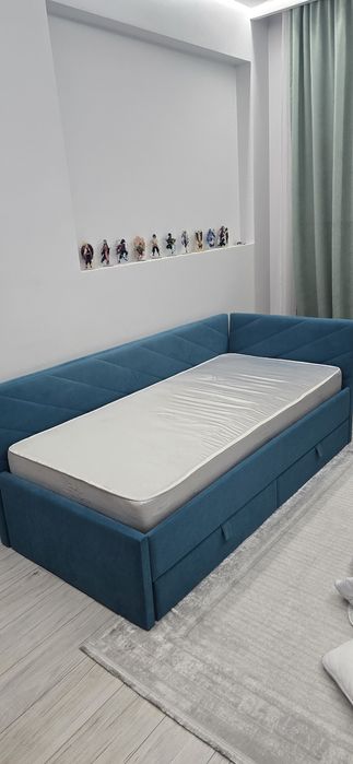 Кровать односпальная  с матрасом, размер 90×200, практически новая