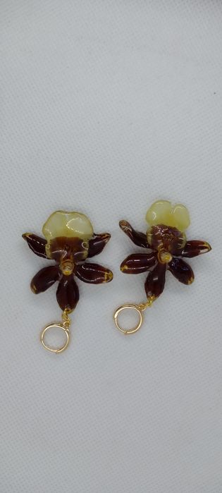 Обеци с естествен цвят на мини орхидея. Цветче с размери 3,5/4 см. 
Вн