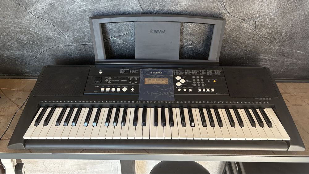Синтезатор Yamaha  psr  e 333  със  стойка ново