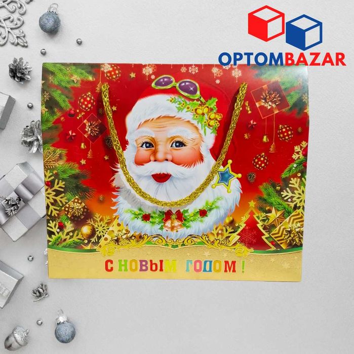 Yangi yil sovg'a qutisi Qizil rangli, archa va sovg'alar.