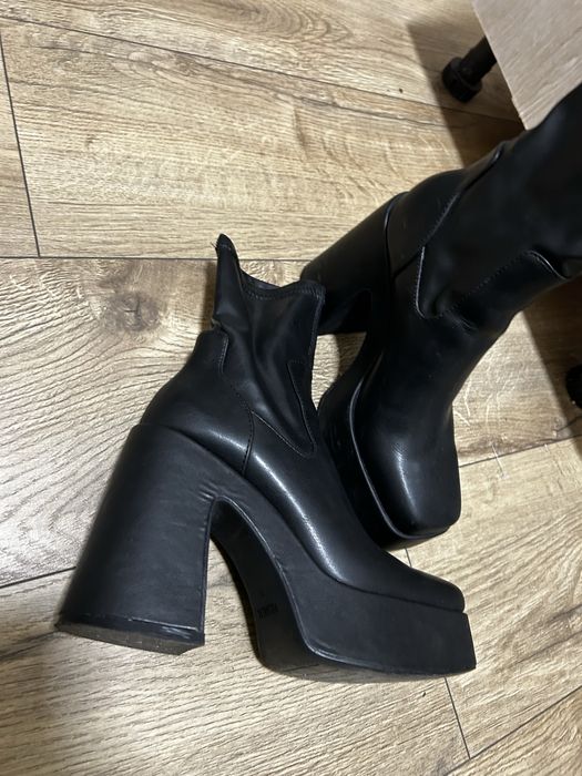 Дамски боти,носени броени пъти 35 номер