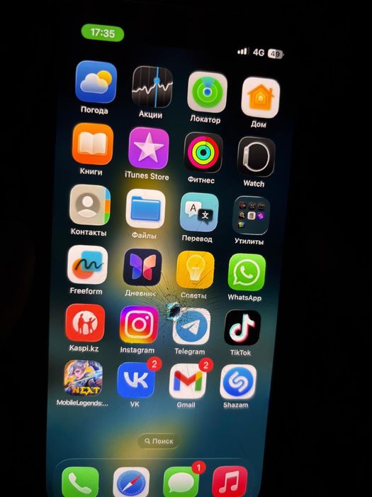 Iphone 13 в хорошом состояние один минус трешина на экране коробка ест