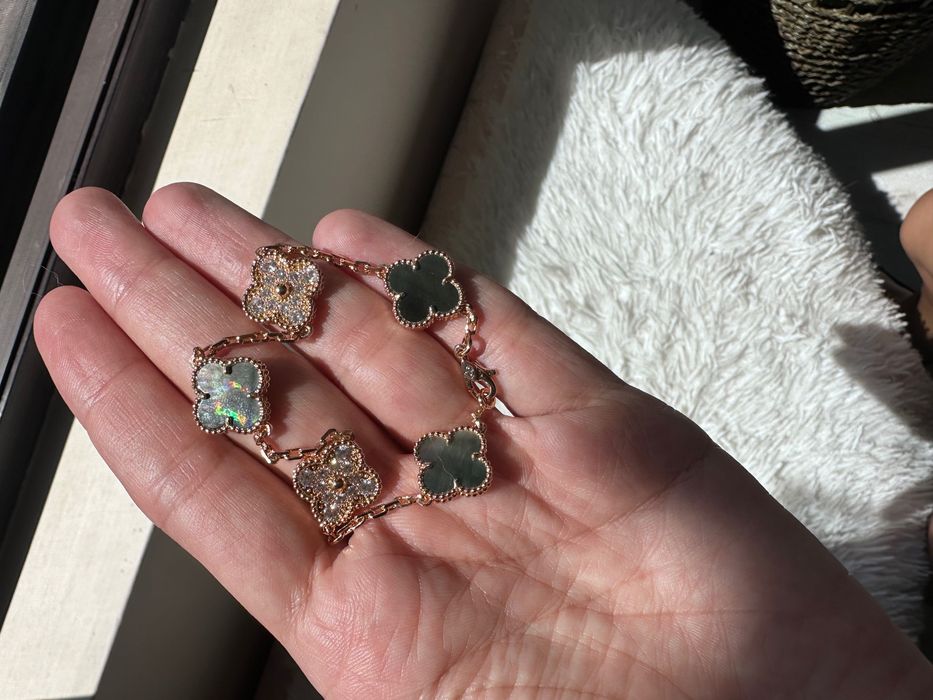 Златиста гривна с големи детелини по модел на Van Cleef