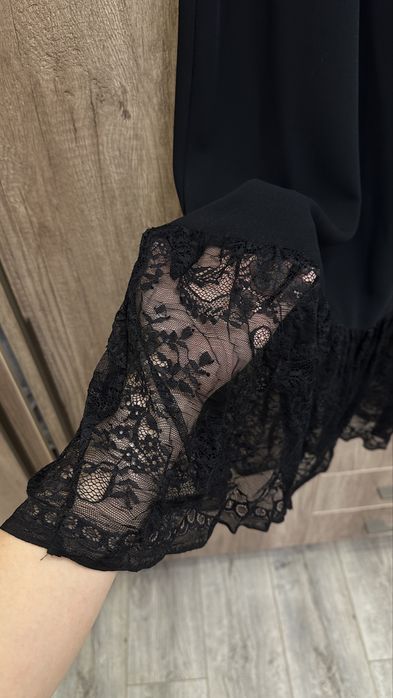 Строгое черное платье в пол с французским гипюром