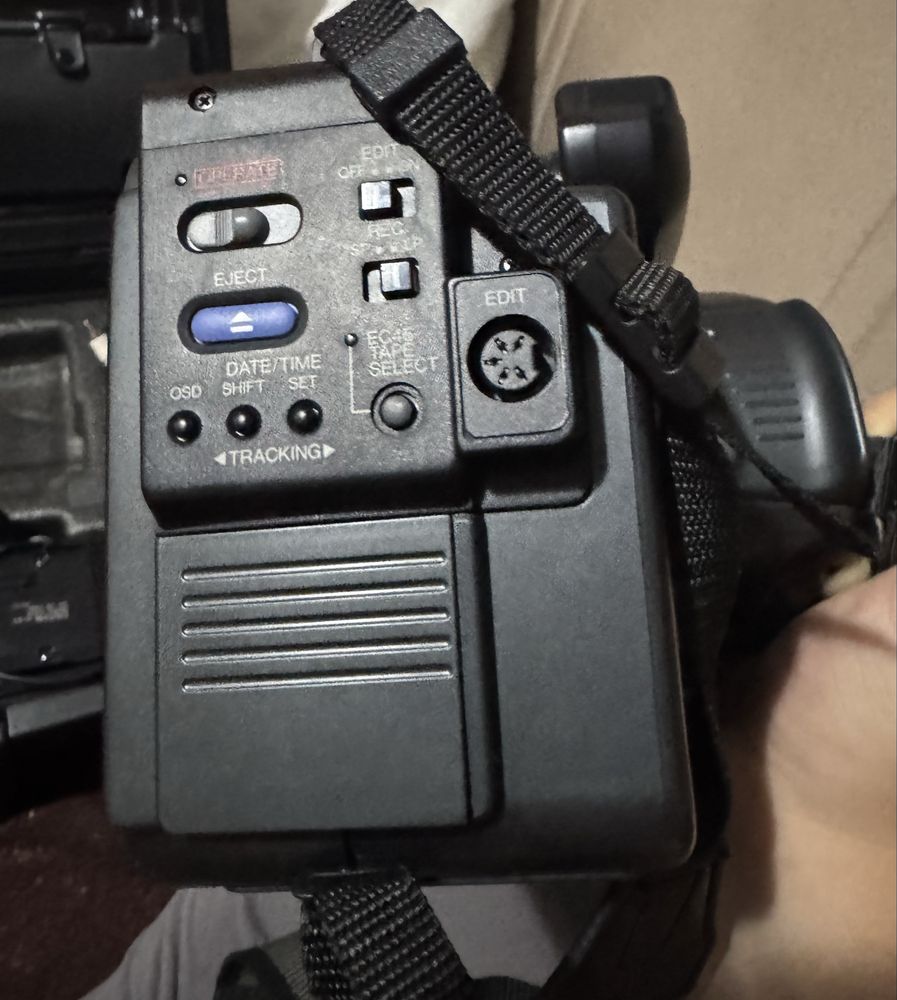 Vând cameră video retro Panasonic NV-MS90EP-VHS-C cu valiza originala