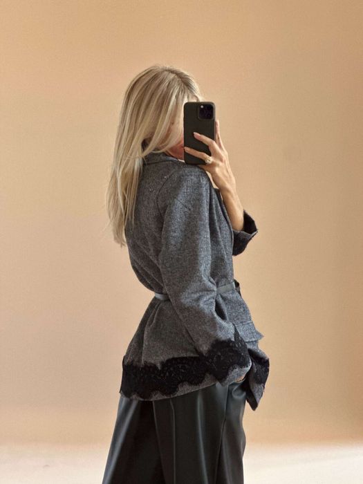 Уникално сако в сиво с дантела и колан