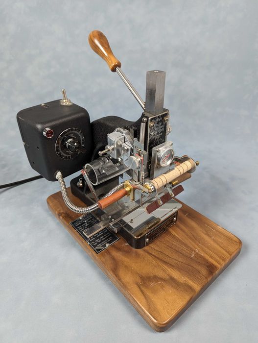 Presa pentru timbru sec/folio - pielarie, marochinarie, legatorie