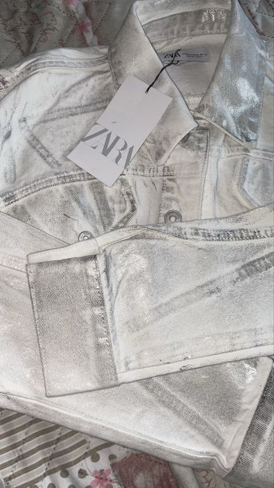 Бяло, бляскаво яке