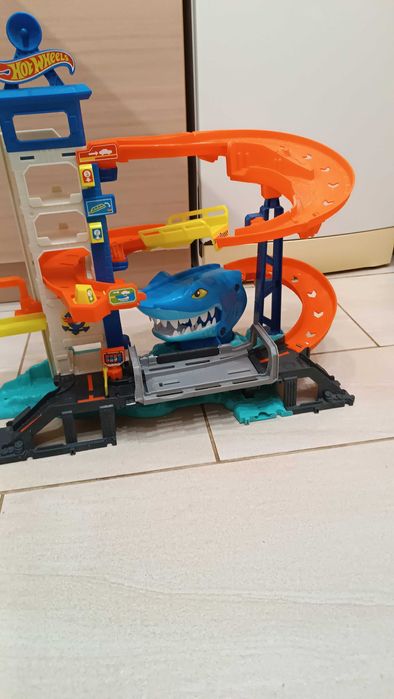 Hot Wheels Паркинг-гараж Акула – City Attacking Shark Escape