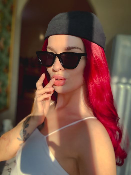 Парик красный и черный