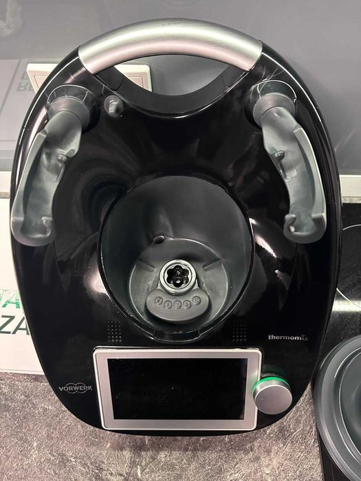 Thermomix TM6 Black Edition- inclus 2 boluri si 3 retetare