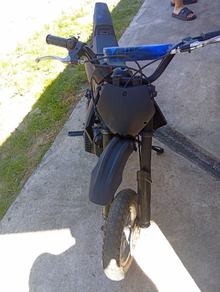 Vând motocicleta pentru copii
