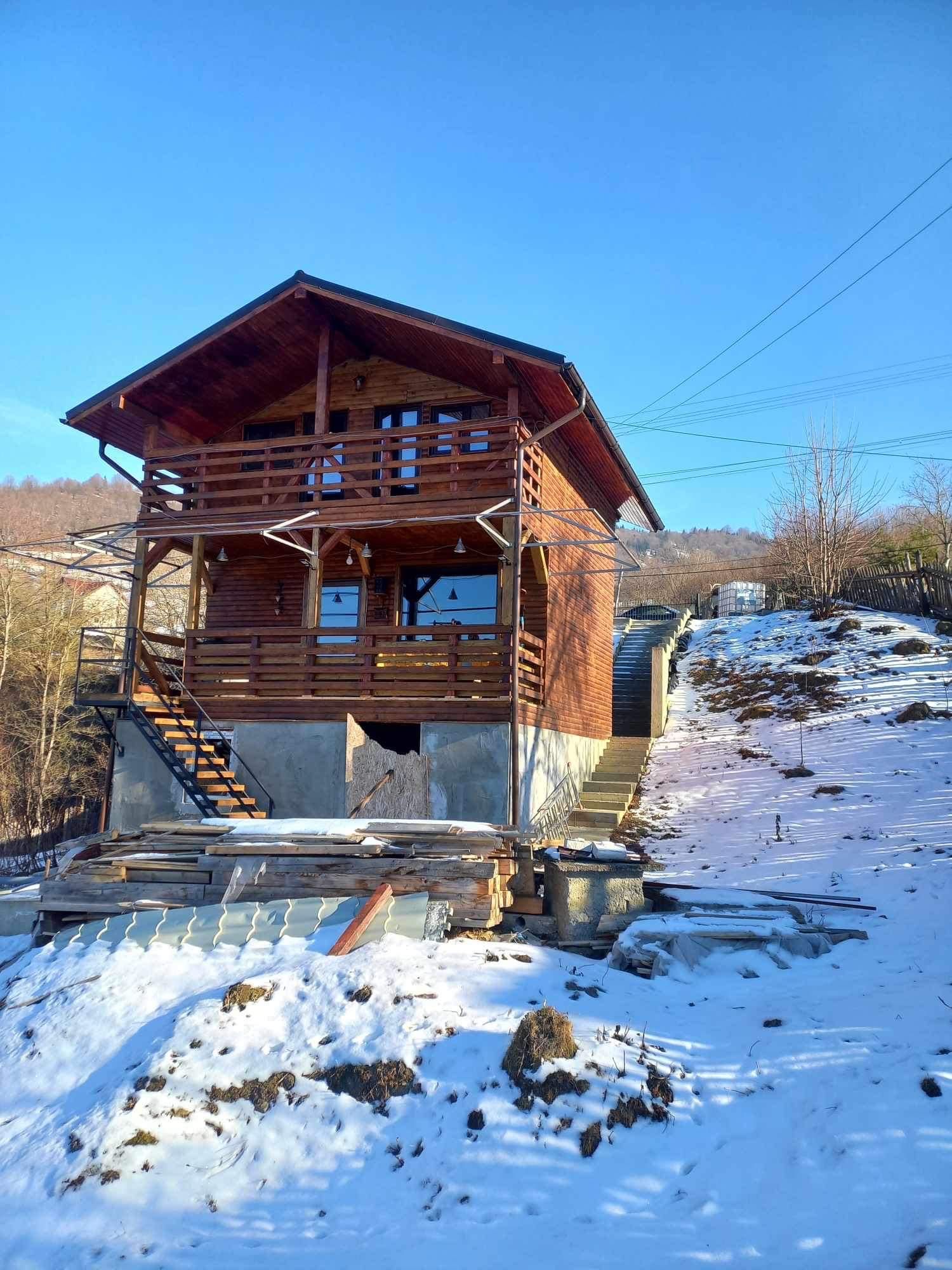 Casa lângă Lacul Bicaz