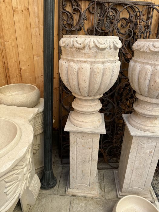 Postament cu jardiniera travertin