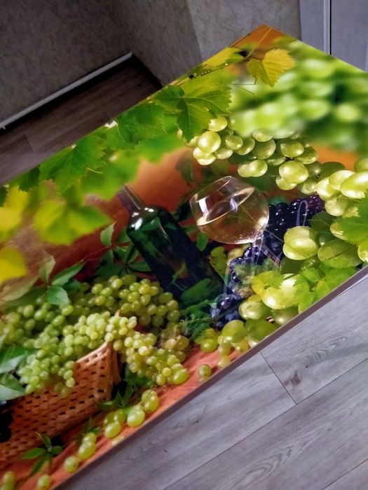Продам стол новый.можно в любую комнату и на кухню