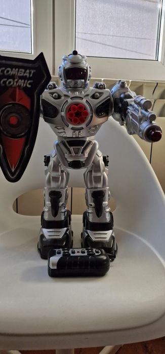 Robot de jucarie  cu telecomanda, 10 comenzi de miscare