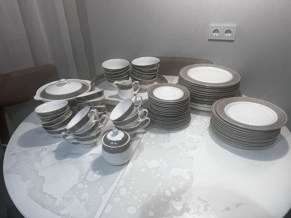 Продам столовый набор посуды