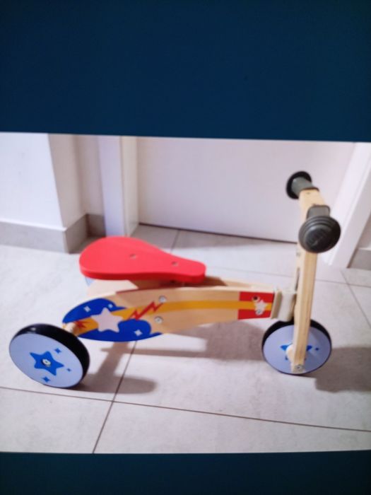 Vând tricicleta lemn