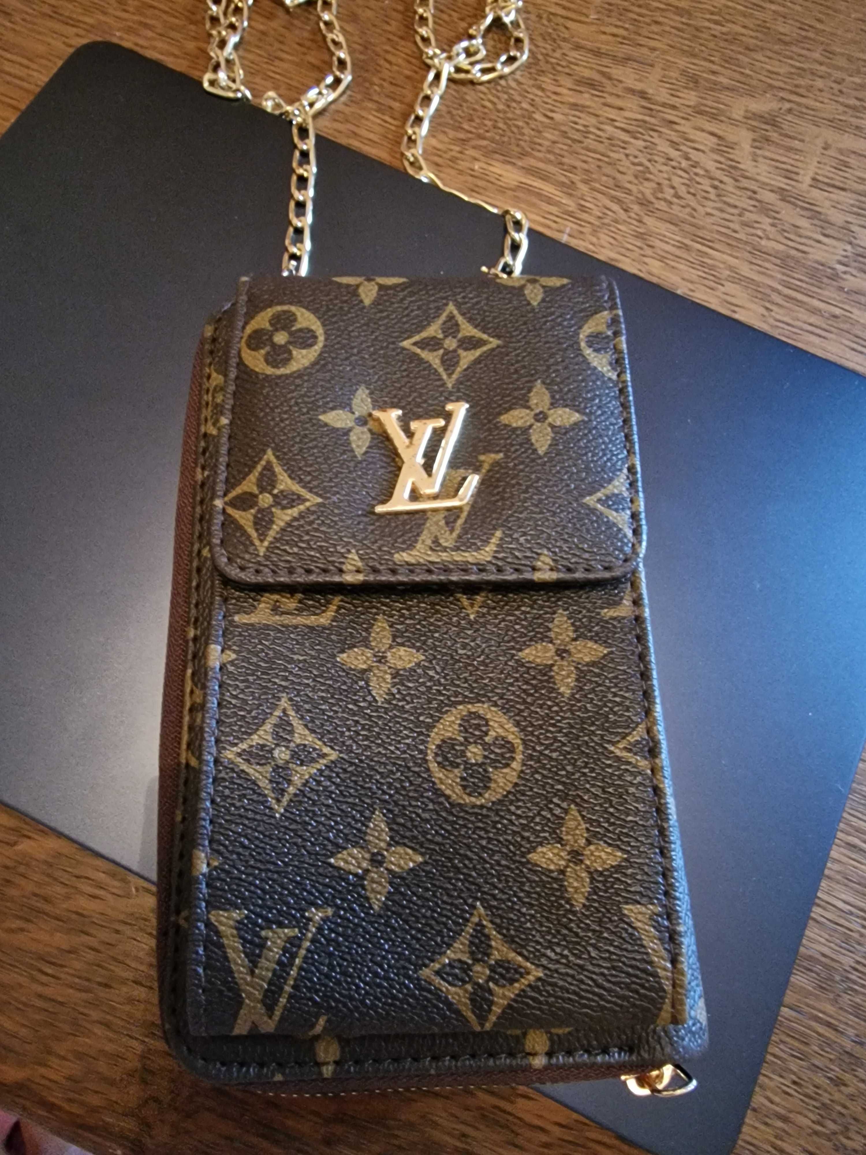 Продавам малка дамска чанта LV