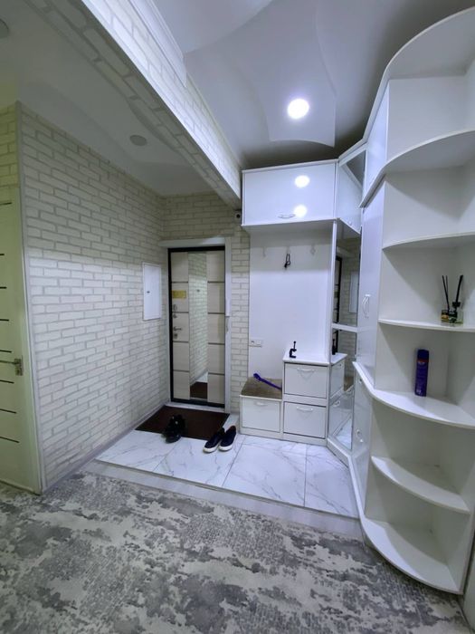 Kvartira sotiladi srochna 5/2/4 106 kv tayor pad kluch taqachida