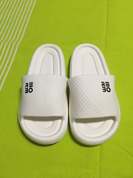 Papuci albi in trend